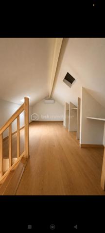 Dans un quartier pavillonnaire très calme, à proximité des commerces et des écoles, venez découvrir cette maison entièrement rénovée, sur deux étages est idéale pour une famille, offrant un beau potentiel d'évolution.


Cette maison s'ouvre sur une entrée lumineuse qui mène à un vaste séjour offrant un espace convivial pour se détendre en famille ou entre amis.
Elle se compose de 3 chambres, Vous disposerez aussi d'une salle de bain neuve.

En plus, une pièce pouvant être transformée en une chambre,dressing ou bureau .

Vous serez séduits par son magnifique jardin de 540 m² avec un terrain constructible de 136 m², offrant un espace de verdure pour profiter des journées ensoleillées en toute tranquillité.

Maison saine et bien entretenue

Une belle opportunité pour une famille souhaitant personnaliser son futur lieu de vie.
Pour stationner en toute facilité, un emplacement de parking est prévu.

Afin de vous permettre de mieux vous projeter, j'ai réalisé une simulation avec l'IA sur les trois dernières photos, montrant ce que pourrait devenir le jardin actuel avec l’aménagement d'un studio et d'une piscine, ainsi qu'une des chambre, il s'agit bien entendu d'une projection et non d'un emménagement existant.