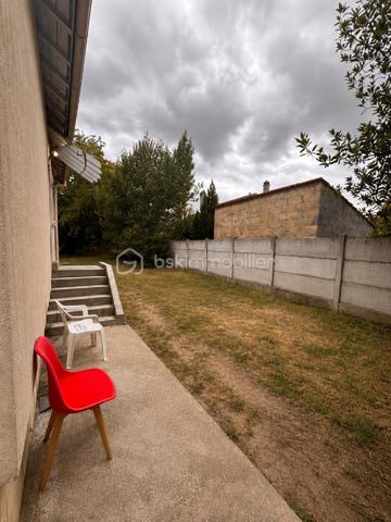 Dans un quartier pavillonnaire très calme, à proximité des commerces et des écoles, venez découvrir cette maison entièrement rénovée, sur deux étages est idéale pour une famille, offrant un beau potentiel d'évolution.


Cette maison s'ouvre sur une entrée lumineuse qui mène à un vaste séjour offrant un espace convivial pour se détendre en famille ou entre amis.
Elle se compose de 3 chambres, Vous disposerez aussi d'une salle de bain neuve.

En plus, une pièce pouvant être transformée en une chambre,dressing ou bureau .

Vous serez séduits par son magnifique jardin de 540 m² avec un terrain constructible de 136 m², offrant un espace de verdure pour profiter des journées ensoleillées en toute tranquillité.

Maison saine et bien entretenue

Une belle opportunité pour une famille souhaitant personnaliser son futur lieu de vie.
Pour stationner en toute facilité, un emplacement de parking est prévu.

Afin de vous permettre de mieux vous projeter, j'ai réalisé une simulation avec l'IA sur les trois dernières photos, montrant ce que pourrait devenir le jardin actuel avec l’aménagement d'un studio et d'une piscine, ainsi qu'une des chambre, il s'agit bien entendu d'une projection et non d'un emménagement existant.