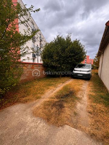 Dans un quartier pavillonnaire très calme, à proximité des commerces et des écoles, venez découvrir cette maison entièrement rénovée, sur deux étages est idéale pour une famille, offrant un beau potentiel d'évolution.


Cette maison s'ouvre sur une entrée lumineuse qui mène à un vaste séjour offrant un espace convivial pour se détendre en famille ou entre amis.
Elle se compose de 3 chambres, Vous disposerez aussi d'une salle de bain neuve.

En plus, une pièce pouvant être transformée en une chambre,dressing ou bureau .

Vous serez séduits par son magnifique jardin de 540 m² avec un terrain constructible de 136 m², offrant un espace de verdure pour profiter des journées ensoleillées en toute tranquillité.

Maison saine et bien entretenue

Une belle opportunité pour une famille souhaitant personnaliser son futur lieu de vie.
Pour stationner en toute facilité, un emplacement de parking est prévu.

Afin de vous permettre de mieux vous projeter, j'ai réalisé une simulation avec l'IA sur les trois dernières photos, montrant ce que pourrait devenir le jardin actuel avec l’aménagement d'un studio et d'une piscine, ainsi qu'une des chambre, il s'agit bien entendu d'une projection et non d'un emménagement existant.