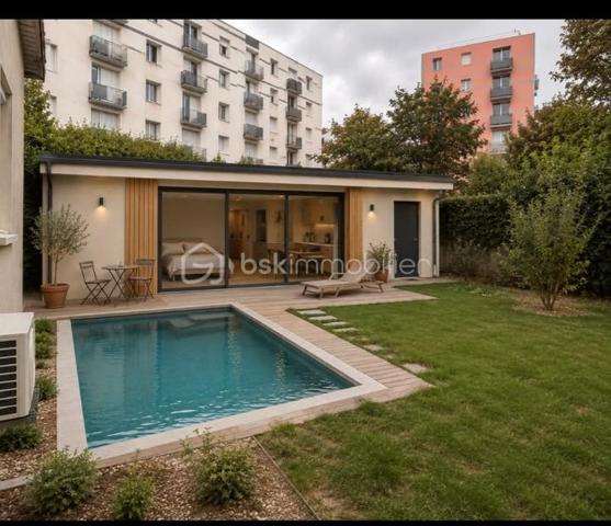 Dans un quartier pavillonnaire très calme, à proximité des commerces et des écoles, venez découvrir cette maison entièrement rénovée, sur deux étages est idéale pour une famille, offrant un beau potentiel d'évolution.


Cette maison s'ouvre sur une entrée lumineuse qui mène à un vaste séjour offrant un espace convivial pour se détendre en famille ou entre amis.
Elle se compose de 3 chambres, Vous disposerez aussi d'une salle de bain neuve.

En plus, une pièce pouvant être transformée en une chambre,dressing ou bureau .

Vous serez séduits par son magnifique jardin de 540 m² avec un terrain constructible de 136 m², offrant un espace de verdure pour profiter des journées ensoleillées en toute tranquillité.

Maison saine et bien entretenue

Une belle opportunité pour une famille souhaitant personnaliser son futur lieu de vie.
Pour stationner en toute facilité, un emplacement de parking est prévu.

Afin de vous permettre de mieux vous projeter, j'ai réalisé une simulation avec l'IA sur les trois dernières photos, montrant ce que pourrait devenir le jardin actuel avec l’aménagement d'un studio et d'une piscine, ainsi qu'une des chambre, il s'agit bien entendu d'une projection et non d'un emménagement existant.