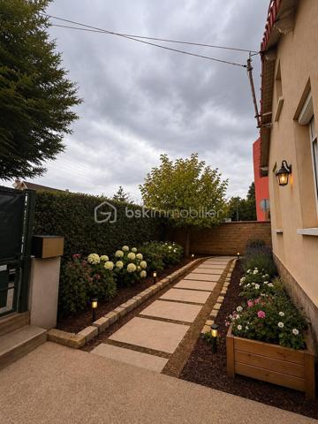 Dans un quartier pavillonnaire très calme, à proximité des commerces et des écoles, venez découvrir cette maison entièrement rénovée, sur deux étages est idéale pour une famille, offrant un beau potentiel d'évolution.


Cette maison s'ouvre sur une entrée lumineuse qui mène à un vaste séjour offrant un espace convivial pour se détendre en famille ou entre amis.
Elle se compose de 3 chambres, Vous disposerez aussi d'une salle de bain neuve.

En plus, une pièce pouvant être transformée en une chambre,dressing ou bureau .

Vous serez séduits par son magnifique jardin de 540 m² avec un terrain constructible de 136 m², offrant un espace de verdure pour profiter des journées ensoleillées en toute tranquillité.

Maison saine et bien entretenue

Une belle opportunité pour une famille souhaitant personnaliser son futur lieu de vie.
Pour stationner en toute facilité, un emplacement de parking est prévu.

Afin de vous permettre de mieux vous projeter, j'ai réalisé une simulation avec l'IA sur les trois dernières photos, montrant ce que pourrait devenir le jardin actuel avec l’aménagement d'un studio et d'une piscine, ainsi qu'une des chambre, il s'agit bien entendu d'une projection et non d'un emménagement existant.