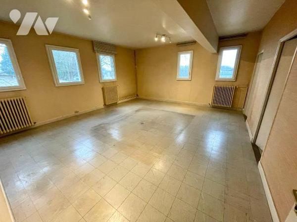 LOCAL PROFESSIONNEL LIBRE PROCHE CENTRE VILLE.
A VENDRE A RETHEL, AXE REIMS/CHARLEVILLE-MEZIER...