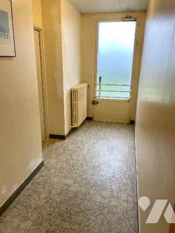 LOCAL PROFESSIONNEL LIBRE PROCHE CENTRE VILLE.
A VENDRE A RETHEL, AXE REIMS/CHARLEVILLE-MEZIER...