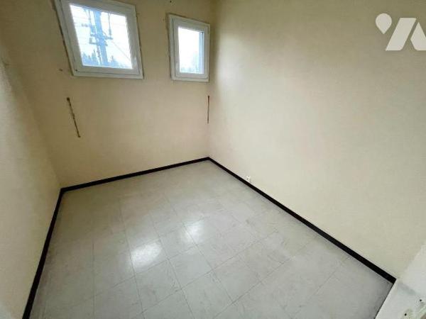 LOCAL PROFESSIONNEL LIBRE PROCHE CENTRE VILLE.
A VENDRE A RETHEL, AXE REIMS/CHARLEVILLE-MEZIER...