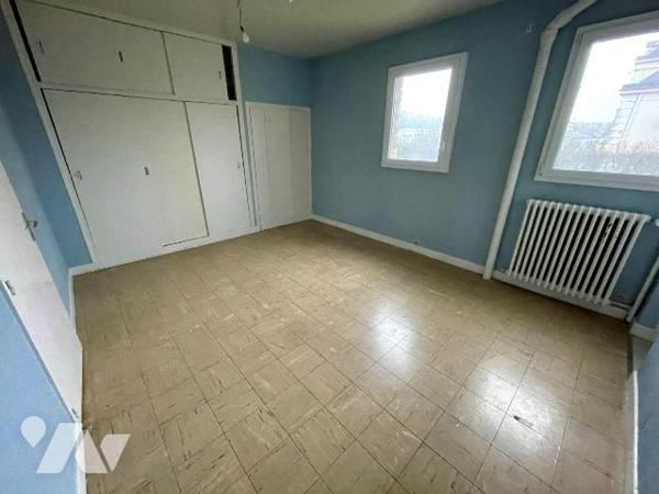 LOCAL PROFESSIONNEL LIBRE PROCHE CENTRE VILLE.
A VENDRE A RETHEL, AXE REIMS/CHARLEVILLE-MEZIER...