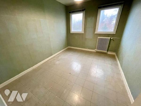 LOCAL PROFESSIONNEL LIBRE PROCHE CENTRE VILLE.
A VENDRE A RETHEL, AXE REIMS/CHARLEVILLE-MEZIER...