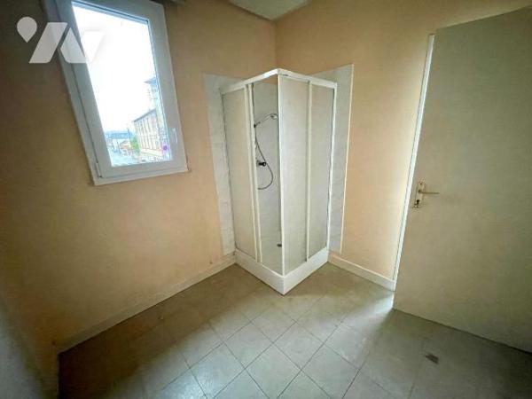 LOCAL PROFESSIONNEL LIBRE PROCHE CENTRE VILLE.
A VENDRE A RETHEL, AXE REIMS/CHARLEVILLE-MEZIER...