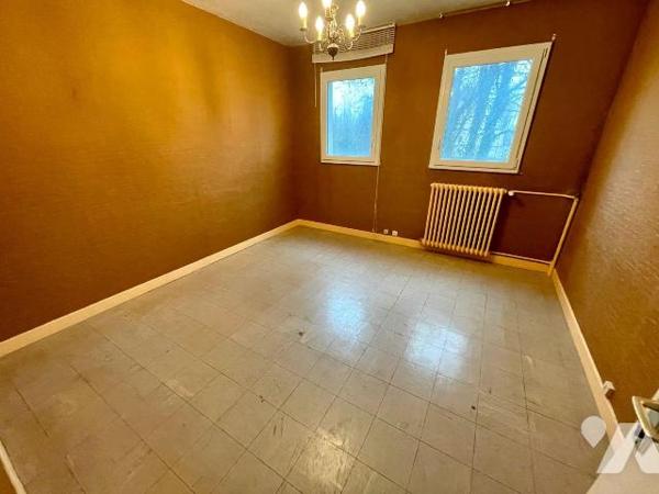 LOCAL PROFESSIONNEL LIBRE PROCHE CENTRE VILLE.
A VENDRE A RETHEL, AXE REIMS/CHARLEVILLE-MEZIER...