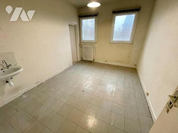 LOCAL PROFESSIONNEL LIBRE PROCHE CENTRE VILLE.
A VENDRE A RETHEL, AXE REIMS/CHARLEVILLE-MEZIER...