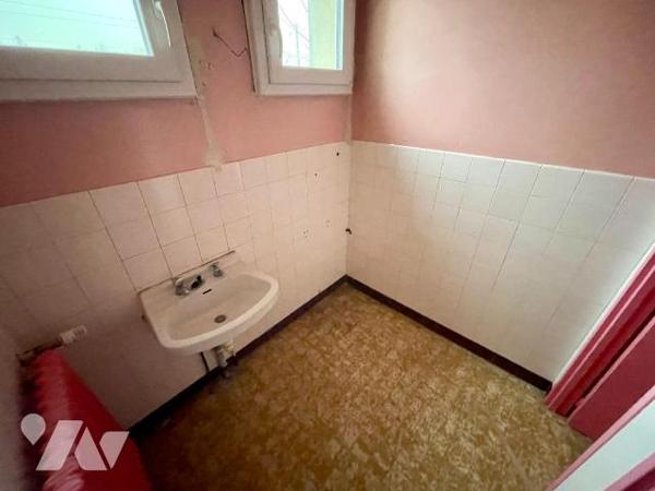 LOCAL PROFESSIONNEL LIBRE PROCHE CENTRE VILLE.
A VENDRE A RETHEL, AXE REIMS/CHARLEVILLE-MEZIER...