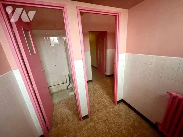 LOCAL PROFESSIONNEL LIBRE PROCHE CENTRE VILLE.
A VENDRE A RETHEL, AXE REIMS/CHARLEVILLE-MEZIER...