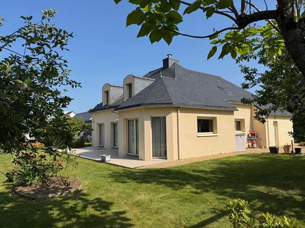 A vendre Superbe maison individuelle centre d'AMBON avec garage et dépendances sur terrain de 1280 m²