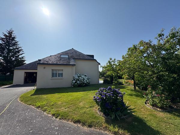 A vendre Superbe maison individuelle centre d'AMBON avec garage et dépendances sur terrain de 1280 m²