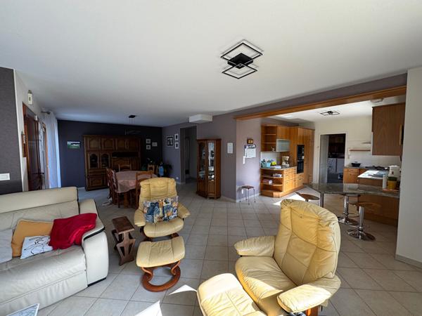 A vendre Superbe maison individuelle centre d'AMBON avec garage et dépendances sur terrain de 1280 m²