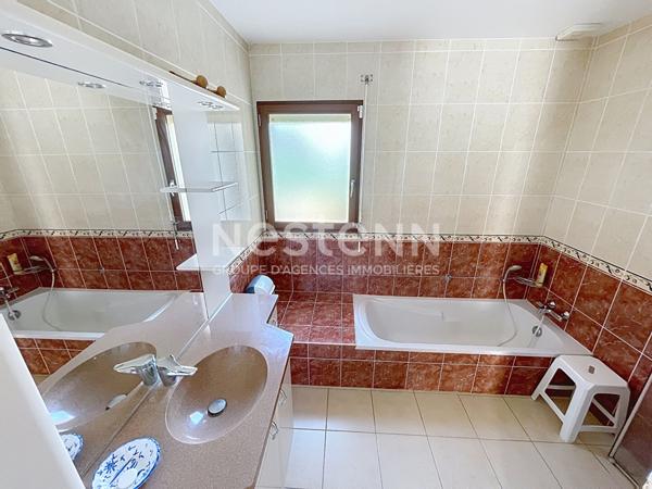 A vendre Superbe maison individuelle centre d'AMBON avec garage et dépendances sur terrain de 1280 m²