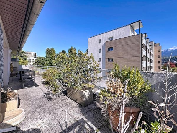 Rare, appartement au 2ème et dernier étage, 50 m² de terrasse, proche Universités
