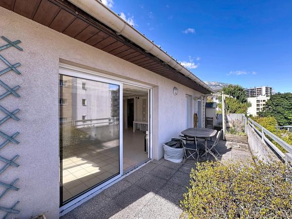 Rare, appartement au 2ème et dernier étage, 50 m² de terrasse, proche Universités