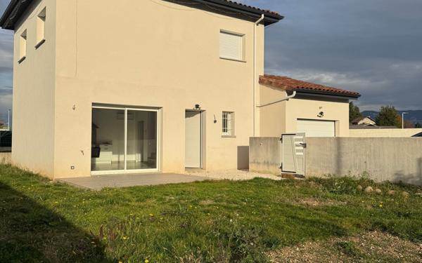 Maison à louer    4 pièces •  Saint-Hilaire-du-Rosier