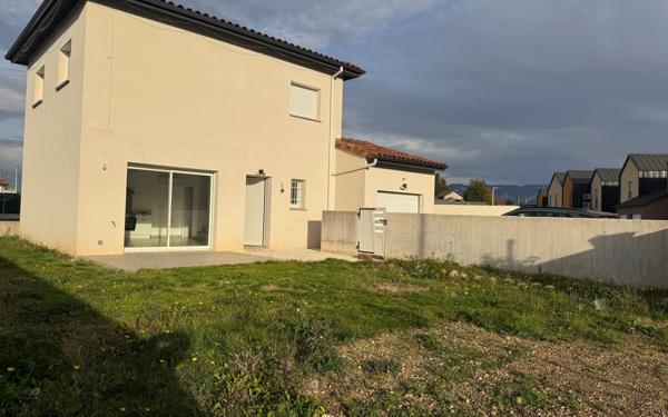 Maison à louer    4 pièces •  Saint-Hilaire-du-Rosier