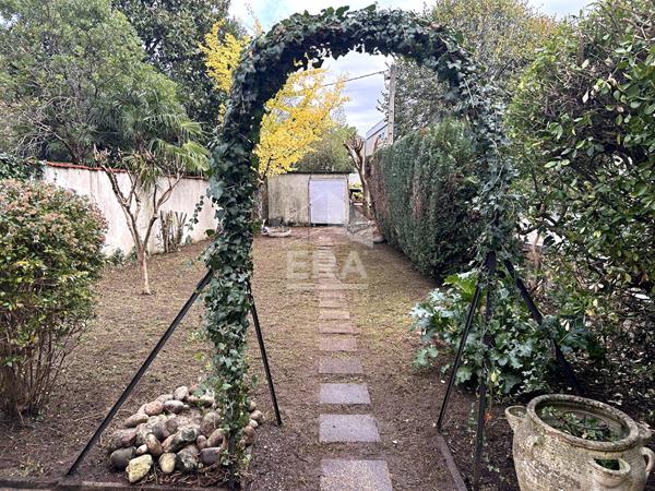 A vendre, rare à Perigueux ! Maison bourgeoise de charme avec jardin paysagé et volume généreux
