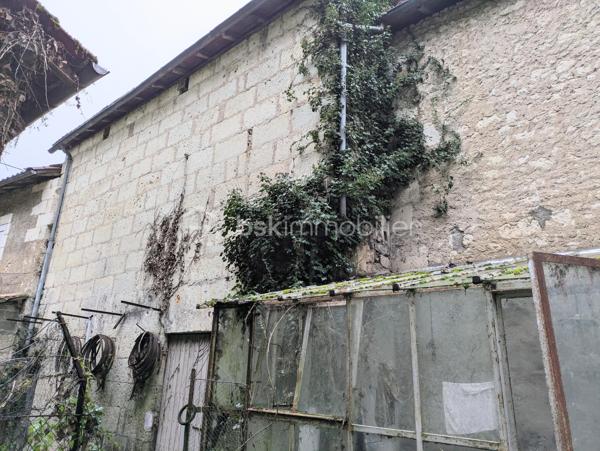 Laissez-vous séduire par le charme authentique du Périgord avec cette agréable maison en pierre située à Saint-Aulaye-Puymangou, au cœur d'un environnement calme et verdoyant proche de toutes commodités.  
Ce bien ne demande qu’a être rafraichit et remis au gout du jour. 
Cette maison offre une belle pièce de vie, trois chambres, une véranda ainsi qu'un grenier aménageable permettant de concrétiser de nombreux projets dont une chambre supplémentaire . À l'extérieur, un jardin vous permettra de profiter pleinement des beaux jours dans un cadre paisible.
Vous apprécierez la qualité de vie qu'offre cette commune classée parmi les Petites Cités de Caractère. Entre la rivière Dronne, sa plage aménagée, les sentiers de randonnée, les forêts de la Double et le patrimoine médiéval, le secteur séduira aussi bien les amoureux de nature que les passionnés d'histoire. Les commerces et services du quotidien sont accessibles en quelques minutes.
Une belle opportunité pour une résidence principale, une maison de vacances ou un investissement