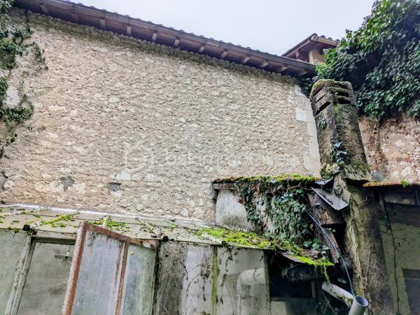 Laissez-vous séduire par le charme authentique du Périgord avec cette agréable maison en pierre située à Saint-Aulaye-Puymangou, au cœur d'un environnement calme et verdoyant proche de toutes commodités.  
Ce bien ne demande qu’a être rafraichit et remis au gout du jour. 
Cette maison offre une belle pièce de vie, trois chambres, une véranda ainsi qu'un grenier aménageable permettant de concrétiser de nombreux projets dont une chambre supplémentaire . À l'extérieur, un jardin vous permettra de profiter pleinement des beaux jours dans un cadre paisible.
Vous apprécierez la qualité de vie qu'offre cette commune classée parmi les Petites Cités de Caractère. Entre la rivière Dronne, sa plage aménagée, les sentiers de randonnée, les forêts de la Double et le patrimoine médiéval, le secteur séduira aussi bien les amoureux de nature que les passionnés d'histoire. Les commerces et services du quotidien sont accessibles en quelques minutes.
Une belle opportunité pour une résidence principale, une maison de vacances ou un investissement