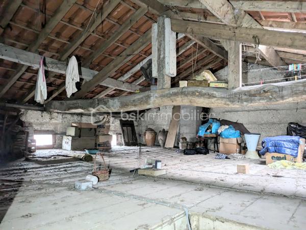 Laissez-vous séduire par le charme authentique du Périgord avec cette agréable maison en pierre située à Saint-Aulaye-Puymangou, au cœur d'un environnement calme et verdoyant proche de toutes commodités.  
Ce bien ne demande qu’a être rafraichit et remis au gout du jour. 
Cette maison offre une belle pièce de vie, trois chambres, une véranda ainsi qu'un grenier aménageable permettant de concrétiser de nombreux projets dont une chambre supplémentaire . À l'extérieur, un jardin vous permettra de profiter pleinement des beaux jours dans un cadre paisible.
Vous apprécierez la qualité de vie qu'offre cette commune classée parmi les Petites Cités de Caractère. Entre la rivière Dronne, sa plage aménagée, les sentiers de randonnée, les forêts de la Double et le patrimoine médiéval, le secteur séduira aussi bien les amoureux de nature que les passionnés d'histoire. Les commerces et services du quotidien sont accessibles en quelques minutes.
Une belle opportunité pour une résidence principale, une maison de vacances ou un investissement