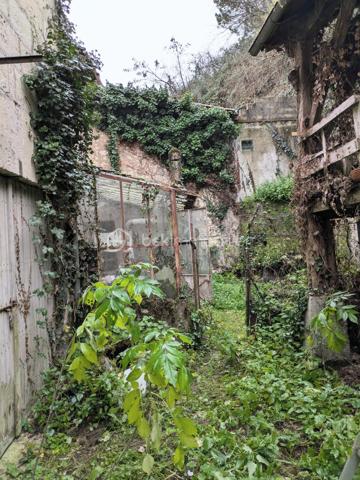 Laissez-vous séduire par le charme authentique du Périgord avec cette agréable maison en pierre située à Saint-Aulaye-Puymangou, au cœur d'un environnement calme et verdoyant proche de toutes commodités.  
Ce bien ne demande qu’a être rafraichit et remis au gout du jour. 
Cette maison offre une belle pièce de vie, trois chambres, une véranda ainsi qu'un grenier aménageable permettant de concrétiser de nombreux projets dont une chambre supplémentaire . À l'extérieur, un jardin vous permettra de profiter pleinement des beaux jours dans un cadre paisible.
Vous apprécierez la qualité de vie qu'offre cette commune classée parmi les Petites Cités de Caractère. Entre la rivière Dronne, sa plage aménagée, les sentiers de randonnée, les forêts de la Double et le patrimoine médiéval, le secteur séduira aussi bien les amoureux de nature que les passionnés d'histoire. Les commerces et services du quotidien sont accessibles en quelques minutes.
Une belle opportunité pour une résidence principale, une maison de vacances ou un investissement