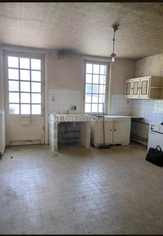 Laissez-vous séduire par le charme authentique du Périgord avec cette agréable maison en pierre située à Saint-Aulaye-Puymangou, au cœur d'un environnement calme et verdoyant proche de toutes commodités.  
Ce bien ne demande qu’a être rafraichit et remis au gout du jour. 
Cette maison offre une belle pièce de vie, trois chambres, une véranda ainsi qu'un grenier aménageable permettant de concrétiser de nombreux projets dont une chambre supplémentaire . À l'extérieur, un jardin vous permettra de profiter pleinement des beaux jours dans un cadre paisible.
Vous apprécierez la qualité de vie qu'offre cette commune classée parmi les Petites Cités de Caractère. Entre la rivière Dronne, sa plage aménagée, les sentiers de randonnée, les forêts de la Double et le patrimoine médiéval, le secteur séduira aussi bien les amoureux de nature que les passionnés d'histoire. Les commerces et services du quotidien sont accessibles en quelques minutes.
Une belle opportunité pour une résidence principale, une maison de vacances ou un investissement