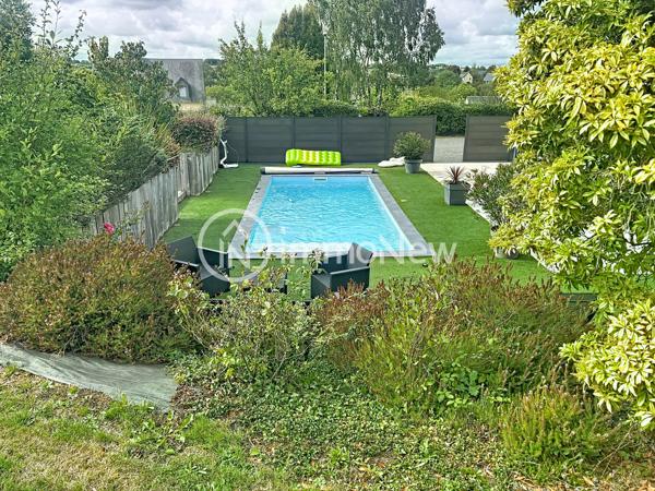 TRES BEAU PAVILLON 125 M2 AVEC PISCINE, PANNEAUX SOLAIRES SUR TERRAIN 1712 M2 PROCHE DES COMMERCES