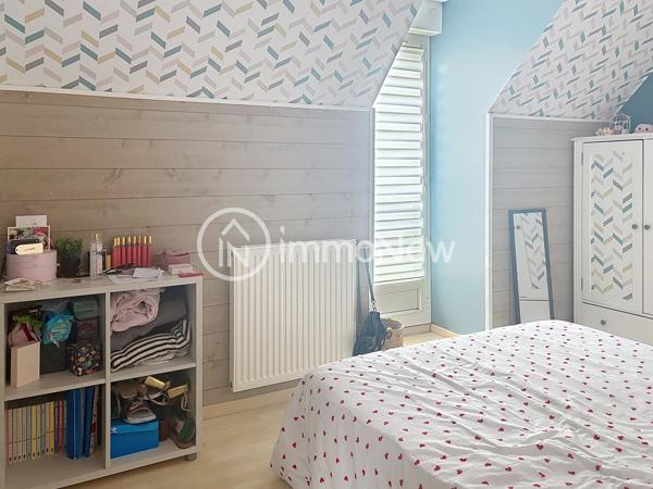 TRES BEAU PAVILLON 125 M2 AVEC PISCINE, PANNEAUX SOLAIRES SUR TERRAIN 1712 M2 PROCHE DES COMMERCES