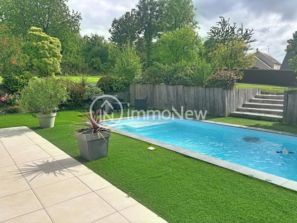 TRES BEAU PAVILLON 125 M2 AVEC PISCINE, PANNEAUX SOLAIRES SUR TERRAIN 1712 M2 PROCHE DES COMMERCES