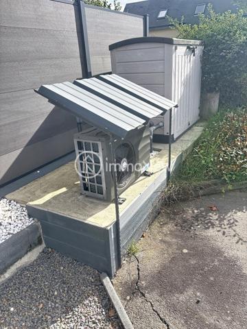 TRES BEAU PAVILLON 125 M2 AVEC PISCINE, PANNEAUX SOLAIRES SUR TERRAIN 1712 M2 PROCHE DES COMMERCES