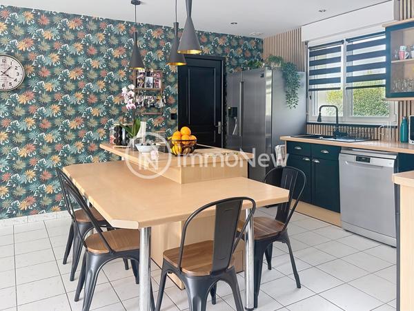 TRES BEAU PAVILLON 125 M2 AVEC PISCINE, PANNEAUX SOLAIRES SUR TERRAIN 1712 M2 PROCHE DES COMMERCES