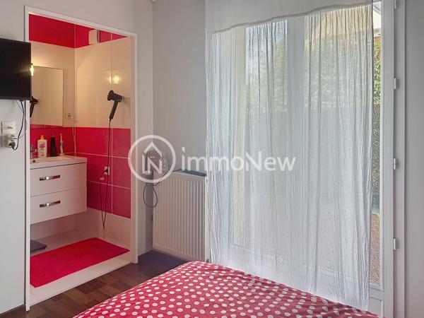 TRES BEAU PAVILLON 125 M2 AVEC PISCINE, PANNEAUX SOLAIRES SUR TERRAIN 1712 M2 PROCHE DES COMMERCES