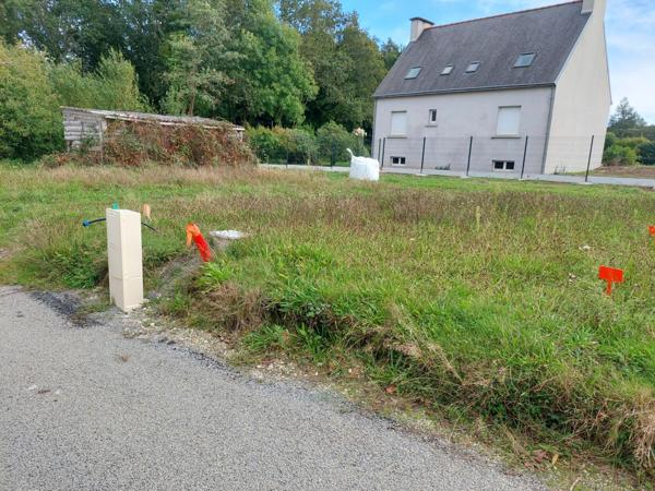 PLEUVEN, terrain constructible viabilisé de 691 m²