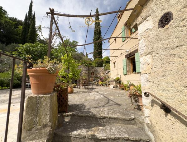 Fayence (83440) Propriété de charme avec vue – 2,3 hectares de terrain – Appartement indépendant – Fayence