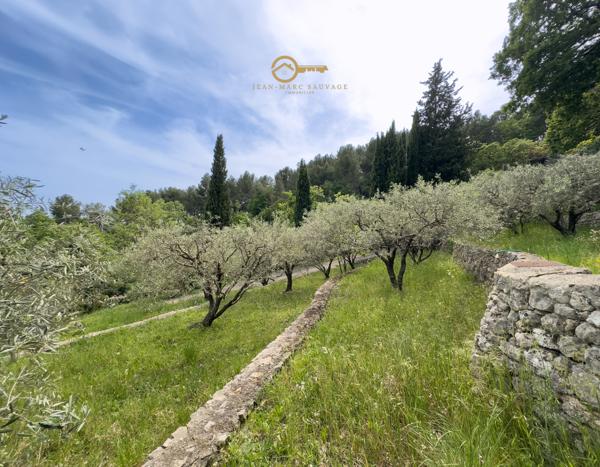 Fayence (83440) Propriété de charme avec vue – 2,3 hectares de terrain – Appartement indépendant – Fayence