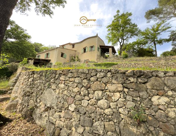 Fayence (83440) Propriété de charme avec vue – 2,3 hectares de terrain – Appartement indépendant – Fayence