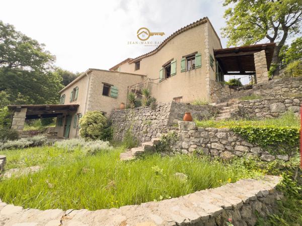 Fayence (83440) Propriété de charme avec vue – 2,3 hectares de terrain – Appartement indépendant – Fayence