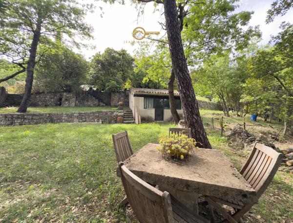 Fayence (83440) Propriété de charme avec vue – 2,3 hectares de terrain – Appartement indépendant – Fayence