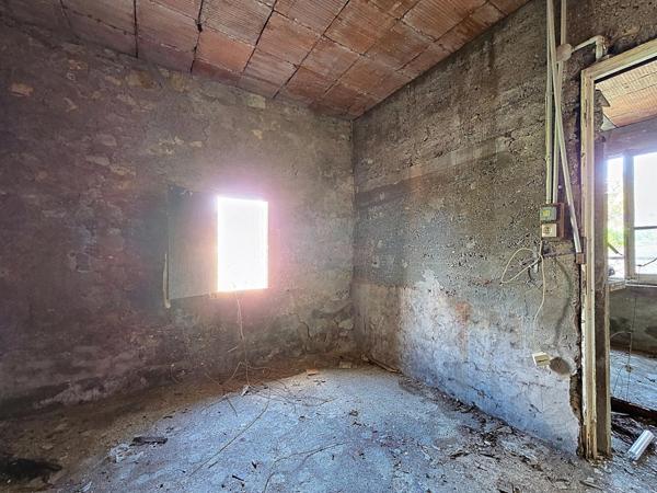 Grange avec terrasse de toit et vue panoramique sur les hauteurs de Lamalou-les-Bains – À aménager selon vos envies
