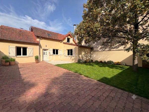 L'alliance parfaite entre calme, volumes et proximité immédiate des transports.

J’ai le plaisir de vous présenter cette magnifique maison familiale d’environ 106 m² habitables, édifiée en 2006 sur une parcelle arborée et au calme d'environ 223 m².

Nichée dans le quartier très recherché des Chênes, vous profiterez d'un cadre de vie idéal : le centre-ville, les commerces, les écoles et le Tramway T2 sont accessibles en quelques minutes à pied.

DES VOLUMES GÉNÉREUX ET MODULABLES

Dès l'entrée, vous découvrirez des espaces de vie conviviaux et fonctionnels :
•	Un vaste séjour / salle à manger baigné de lumière, idéal pour recevoir.
•	Une cuisine indépendante récente, entièrement aménagée et équipée avec soin.
•	Une première salle d'eau avec WC en rez-de-chaussée.
•	Espace extérieur : Le séjour s'ouvre sur une belle terrasse donnant sur un jardin arboré, véritable havre de paix à l'abri des regards.
•	Potentiel d'aménagement : Possibilité très simple de créer une 4ᵉ chambre au RDC (bureau, suite parentale ou chambre d'amis selon vos besoins).

ESPACE NUIT À L'ÉTAGE

Le palier dessert un espace nuit parfaitement agencé :
•	3 belles chambres offrant de très beaux volumes et de belles possibilités de rangements.
•	Une grande salle de bains familiale avec WC.

LES PLUS QUI FONT LA DIFFÉRENCE

•	Cave & Grand garage fermé (box) + 2 places de stationnement extérieures privatives.
•	Construction récente (2006) offrant une excellente structure et un bon confort thermique (chauffage individuel électrique).
•	Parcelle de 223 m² avec jardin arboré au calme absolu.

Une belle opportunité sur le secteur des Chênes ! Contactez moi dès aujourd'hui pour organiser votre visite.