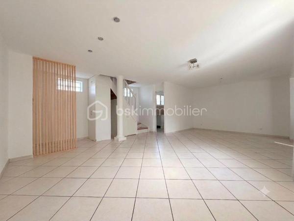 L'alliance parfaite entre calme, volumes et proximité immédiate des transports.

J’ai le plaisir de vous présenter cette magnifique maison familiale d’environ 106 m² habitables, édifiée en 2006 sur une parcelle arborée et au calme d'environ 223 m².

Nichée dans le quartier très recherché des Chênes, vous profiterez d'un cadre de vie idéal : le centre-ville, les commerces, les écoles et le Tramway T2 sont accessibles en quelques minutes à pied.

DES VOLUMES GÉNÉREUX ET MODULABLES

Dès l'entrée, vous découvrirez des espaces de vie conviviaux et fonctionnels :
•	Un vaste séjour / salle à manger baigné de lumière, idéal pour recevoir.
•	Une cuisine indépendante récente, entièrement aménagée et équipée avec soin.
•	Une première salle d'eau avec WC en rez-de-chaussée.
•	Espace extérieur : Le séjour s'ouvre sur une belle terrasse donnant sur un jardin arboré, véritable havre de paix à l'abri des regards.
•	Potentiel d'aménagement : Possibilité très simple de créer une 4ᵉ chambre au RDC (bureau, suite parentale ou chambre d'amis selon vos besoins).

ESPACE NUIT À L'ÉTAGE

Le palier dessert un espace nuit parfaitement agencé :
•	3 belles chambres offrant de très beaux volumes et de belles possibilités de rangements.
•	Une grande salle de bains familiale avec WC.

LES PLUS QUI FONT LA DIFFÉRENCE

•	Cave & Grand garage fermé (box) + 2 places de stationnement extérieures privatives.
•	Construction récente (2006) offrant une excellente structure et un bon confort thermique (chauffage individuel électrique).
•	Parcelle de 223 m² avec jardin arboré au calme absolu.

Une belle opportunité sur le secteur des Chênes ! Contactez moi dès aujourd'hui pour organiser votre visite.