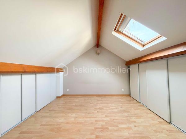 L'alliance parfaite entre calme, volumes et proximité immédiate des transports.

J’ai le plaisir de vous présenter cette magnifique maison familiale d’environ 106 m² habitables, édifiée en 2006 sur une parcelle arborée et au calme d'environ 223 m².

Nichée dans le quartier très recherché des Chênes, vous profiterez d'un cadre de vie idéal : le centre-ville, les commerces, les écoles et le Tramway T2 sont accessibles en quelques minutes à pied.

DES VOLUMES GÉNÉREUX ET MODULABLES

Dès l'entrée, vous découvrirez des espaces de vie conviviaux et fonctionnels :
•	Un vaste séjour / salle à manger baigné de lumière, idéal pour recevoir.
•	Une cuisine indépendante récente, entièrement aménagée et équipée avec soin.
•	Une première salle d'eau avec WC en rez-de-chaussée.
•	Espace extérieur : Le séjour s'ouvre sur une belle terrasse donnant sur un jardin arboré, véritable havre de paix à l'abri des regards.
•	Potentiel d'aménagement : Possibilité très simple de créer une 4ᵉ chambre au RDC (bureau, suite parentale ou chambre d'amis selon vos besoins).

ESPACE NUIT À L'ÉTAGE

Le palier dessert un espace nuit parfaitement agencé :
•	3 belles chambres offrant de très beaux volumes et de belles possibilités de rangements.
•	Une grande salle de bains familiale avec WC.

LES PLUS QUI FONT LA DIFFÉRENCE

•	Cave & Grand garage fermé (box) + 2 places de stationnement extérieures privatives.
•	Construction récente (2006) offrant une excellente structure et un bon confort thermique (chauffage individuel électrique).
•	Parcelle de 223 m² avec jardin arboré au calme absolu.

Une belle opportunité sur le secteur des Chênes ! Contactez moi dès aujourd'hui pour organiser votre visite.