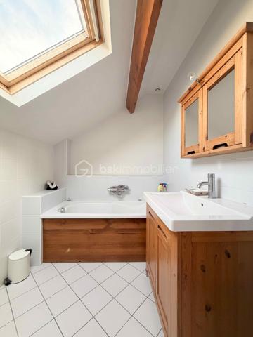 L'alliance parfaite entre calme, volumes et proximité immédiate des transports.

J’ai le plaisir de vous présenter cette magnifique maison familiale d’environ 106 m² habitables, édifiée en 2006 sur une parcelle arborée et au calme d'environ 223 m².

Nichée dans le quartier très recherché des Chênes, vous profiterez d'un cadre de vie idéal : le centre-ville, les commerces, les écoles et le Tramway T2 sont accessibles en quelques minutes à pied.

DES VOLUMES GÉNÉREUX ET MODULABLES

Dès l'entrée, vous découvrirez des espaces de vie conviviaux et fonctionnels :
•	Un vaste séjour / salle à manger baigné de lumière, idéal pour recevoir.
•	Une cuisine indépendante récente, entièrement aménagée et équipée avec soin.
•	Une première salle d'eau avec WC en rez-de-chaussée.
•	Espace extérieur : Le séjour s'ouvre sur une belle terrasse donnant sur un jardin arboré, véritable havre de paix à l'abri des regards.
•	Potentiel d'aménagement : Possibilité très simple de créer une 4ᵉ chambre au RDC (bureau, suite parentale ou chambre d'amis selon vos besoins).

ESPACE NUIT À L'ÉTAGE

Le palier dessert un espace nuit parfaitement agencé :
•	3 belles chambres offrant de très beaux volumes et de belles possibilités de rangements.
•	Une grande salle de bains familiale avec WC.

LES PLUS QUI FONT LA DIFFÉRENCE

•	Cave & Grand garage fermé (box) + 2 places de stationnement extérieures privatives.
•	Construction récente (2006) offrant une excellente structure et un bon confort thermique (chauffage individuel électrique).
•	Parcelle de 223 m² avec jardin arboré au calme absolu.

Une belle opportunité sur le secteur des Chênes ! Contactez moi dès aujourd'hui pour organiser votre visite.