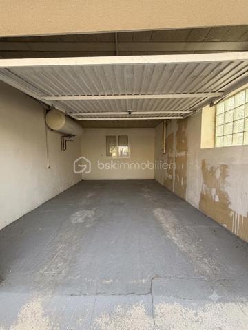 L'alliance parfaite entre calme, volumes et proximité immédiate des transports.

J’ai le plaisir de vous présenter cette magnifique maison familiale d’environ 106 m² habitables, édifiée en 2006 sur une parcelle arborée et au calme d'environ 223 m².

Nichée dans le quartier très recherché des Chênes, vous profiterez d'un cadre de vie idéal : le centre-ville, les commerces, les écoles et le Tramway T2 sont accessibles en quelques minutes à pied.

DES VOLUMES GÉNÉREUX ET MODULABLES

Dès l'entrée, vous découvrirez des espaces de vie conviviaux et fonctionnels :
•	Un vaste séjour / salle à manger baigné de lumière, idéal pour recevoir.
•	Une cuisine indépendante récente, entièrement aménagée et équipée avec soin.
•	Une première salle d'eau avec WC en rez-de-chaussée.
•	Espace extérieur : Le séjour s'ouvre sur une belle terrasse donnant sur un jardin arboré, véritable havre de paix à l'abri des regards.
•	Potentiel d'aménagement : Possibilité très simple de créer une 4ᵉ chambre au RDC (bureau, suite parentale ou chambre d'amis selon vos besoins).

ESPACE NUIT À L'ÉTAGE

Le palier dessert un espace nuit parfaitement agencé :
•	3 belles chambres offrant de très beaux volumes et de belles possibilités de rangements.
•	Une grande salle de bains familiale avec WC.

LES PLUS QUI FONT LA DIFFÉRENCE

•	Cave & Grand garage fermé (box) + 2 places de stationnement extérieures privatives.
•	Construction récente (2006) offrant une excellente structure et un bon confort thermique (chauffage individuel électrique).
•	Parcelle de 223 m² avec jardin arboré au calme absolu.

Une belle opportunité sur le secteur des Chênes ! Contactez moi dès aujourd'hui pour organiser votre visite.