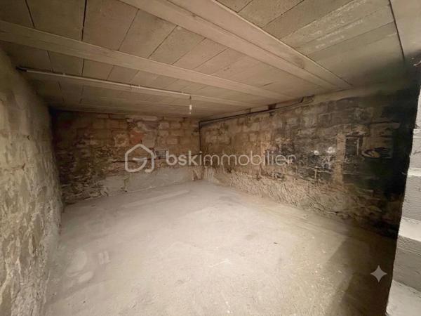 L'alliance parfaite entre calme, volumes et proximité immédiate des transports.

J’ai le plaisir de vous présenter cette magnifique maison familiale d’environ 106 m² habitables, édifiée en 2006 sur une parcelle arborée et au calme d'environ 223 m².

Nichée dans le quartier très recherché des Chênes, vous profiterez d'un cadre de vie idéal : le centre-ville, les commerces, les écoles et le Tramway T2 sont accessibles en quelques minutes à pied.

DES VOLUMES GÉNÉREUX ET MODULABLES

Dès l'entrée, vous découvrirez des espaces de vie conviviaux et fonctionnels :
•	Un vaste séjour / salle à manger baigné de lumière, idéal pour recevoir.
•	Une cuisine indépendante récente, entièrement aménagée et équipée avec soin.
•	Une première salle d'eau avec WC en rez-de-chaussée.
•	Espace extérieur : Le séjour s'ouvre sur une belle terrasse donnant sur un jardin arboré, véritable havre de paix à l'abri des regards.
•	Potentiel d'aménagement : Possibilité très simple de créer une 4ᵉ chambre au RDC (bureau, suite parentale ou chambre d'amis selon vos besoins).

ESPACE NUIT À L'ÉTAGE

Le palier dessert un espace nuit parfaitement agencé :
•	3 belles chambres offrant de très beaux volumes et de belles possibilités de rangements.
•	Une grande salle de bains familiale avec WC.

LES PLUS QUI FONT LA DIFFÉRENCE

•	Cave & Grand garage fermé (box) + 2 places de stationnement extérieures privatives.
•	Construction récente (2006) offrant une excellente structure et un bon confort thermique (chauffage individuel électrique).
•	Parcelle de 223 m² avec jardin arboré au calme absolu.

Une belle opportunité sur le secteur des Chênes ! Contactez moi dès aujourd'hui pour organiser votre visite.