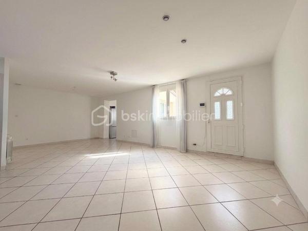 L'alliance parfaite entre calme, volumes et proximité immédiate des transports.

J’ai le plaisir de vous présenter cette magnifique maison familiale d’environ 106 m² habitables, édifiée en 2006 sur une parcelle arborée et au calme d'environ 223 m².

Nichée dans le quartier très recherché des Chênes, vous profiterez d'un cadre de vie idéal : le centre-ville, les commerces, les écoles et le Tramway T2 sont accessibles en quelques minutes à pied.

DES VOLUMES GÉNÉREUX ET MODULABLES

Dès l'entrée, vous découvrirez des espaces de vie conviviaux et fonctionnels :
•	Un vaste séjour / salle à manger baigné de lumière, idéal pour recevoir.
•	Une cuisine indépendante récente, entièrement aménagée et équipée avec soin.
•	Une première salle d'eau avec WC en rez-de-chaussée.
•	Espace extérieur : Le séjour s'ouvre sur une belle terrasse donnant sur un jardin arboré, véritable havre de paix à l'abri des regards.
•	Potentiel d'aménagement : Possibilité très simple de créer une 4ᵉ chambre au RDC (bureau, suite parentale ou chambre d'amis selon vos besoins).

ESPACE NUIT À L'ÉTAGE

Le palier dessert un espace nuit parfaitement agencé :
•	3 belles chambres offrant de très beaux volumes et de belles possibilités de rangements.
•	Une grande salle de bains familiale avec WC.

LES PLUS QUI FONT LA DIFFÉRENCE

•	Cave & Grand garage fermé (box) + 2 places de stationnement extérieures privatives.
•	Construction récente (2006) offrant une excellente structure et un bon confort thermique (chauffage individuel électrique).
•	Parcelle de 223 m² avec jardin arboré au calme absolu.

Une belle opportunité sur le secteur des Chênes ! Contactez moi dès aujourd'hui pour organiser votre visite.