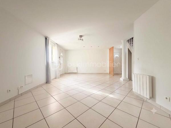L'alliance parfaite entre calme, volumes et proximité immédiate des transports.

J’ai le plaisir de vous présenter cette magnifique maison familiale d’environ 106 m² habitables, édifiée en 2006 sur une parcelle arborée et au calme d'environ 223 m².

Nichée dans le quartier très recherché des Chênes, vous profiterez d'un cadre de vie idéal : le centre-ville, les commerces, les écoles et le Tramway T2 sont accessibles en quelques minutes à pied.

DES VOLUMES GÉNÉREUX ET MODULABLES

Dès l'entrée, vous découvrirez des espaces de vie conviviaux et fonctionnels :
•	Un vaste séjour / salle à manger baigné de lumière, idéal pour recevoir.
•	Une cuisine indépendante récente, entièrement aménagée et équipée avec soin.
•	Une première salle d'eau avec WC en rez-de-chaussée.
•	Espace extérieur : Le séjour s'ouvre sur une belle terrasse donnant sur un jardin arboré, véritable havre de paix à l'abri des regards.
•	Potentiel d'aménagement : Possibilité très simple de créer une 4ᵉ chambre au RDC (bureau, suite parentale ou chambre d'amis selon vos besoins).

ESPACE NUIT À L'ÉTAGE

Le palier dessert un espace nuit parfaitement agencé :
•	3 belles chambres offrant de très beaux volumes et de belles possibilités de rangements.
•	Une grande salle de bains familiale avec WC.

LES PLUS QUI FONT LA DIFFÉRENCE

•	Cave & Grand garage fermé (box) + 2 places de stationnement extérieures privatives.
•	Construction récente (2006) offrant une excellente structure et un bon confort thermique (chauffage individuel électrique).
•	Parcelle de 223 m² avec jardin arboré au calme absolu.

Une belle opportunité sur le secteur des Chênes ! Contactez moi dès aujourd'hui pour organiser votre visite.